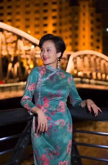 老戏骨李颖哪像50出头啊?穿紧身裙凹凸有致,脸上还有胶原蛋白!