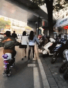 搞笑gif段子:妈妈你看看,都是老外