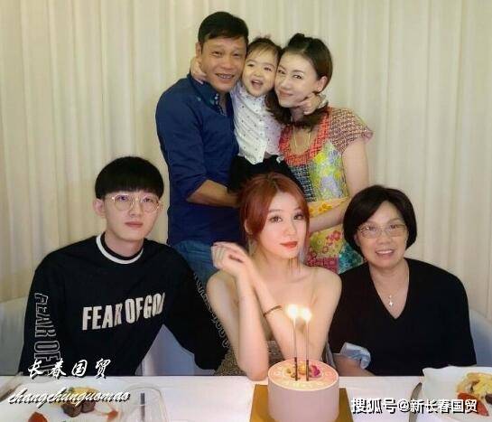 范志毅女儿和男友合影照曝光,亲密拥吻大秀恩爱