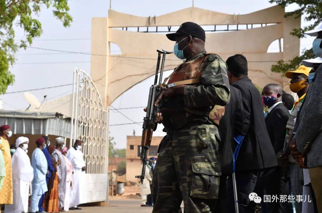 近日,非洲国家尼日尔两个村庄遭到武装分子的袭击,至少100名村民惨遭