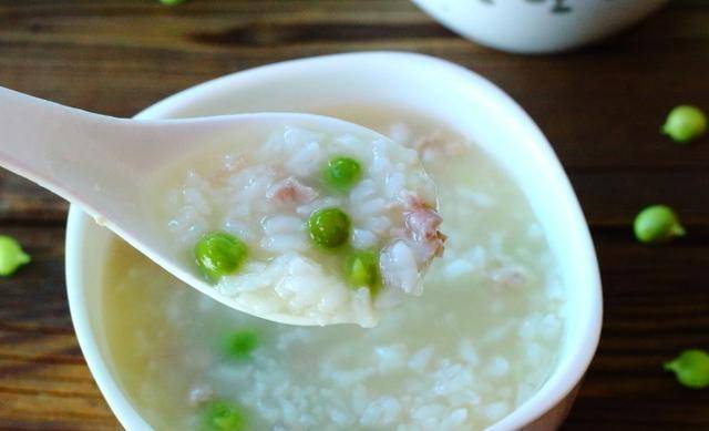 早餐给家人做1碗肉末豌豆粥,清淡又营养,温暖家人一整天的胃