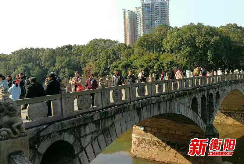 衡阳县西渡中洲公园节日气氛浓郁 市民热热闹闹
