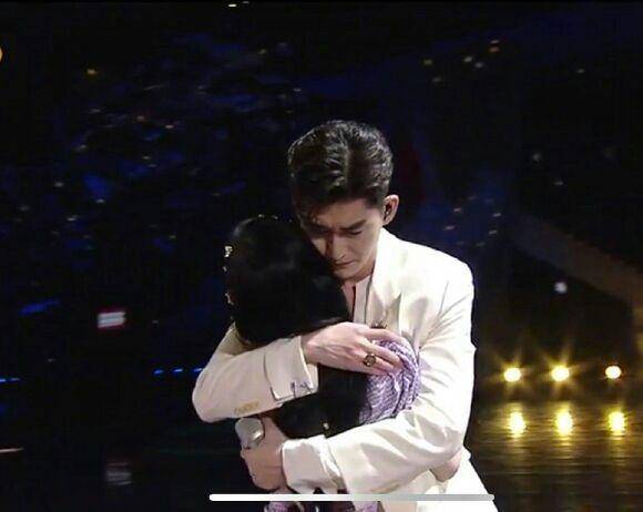 张翰与鞠婧祎牵手拥抱还摸头?粉丝:这颜值他