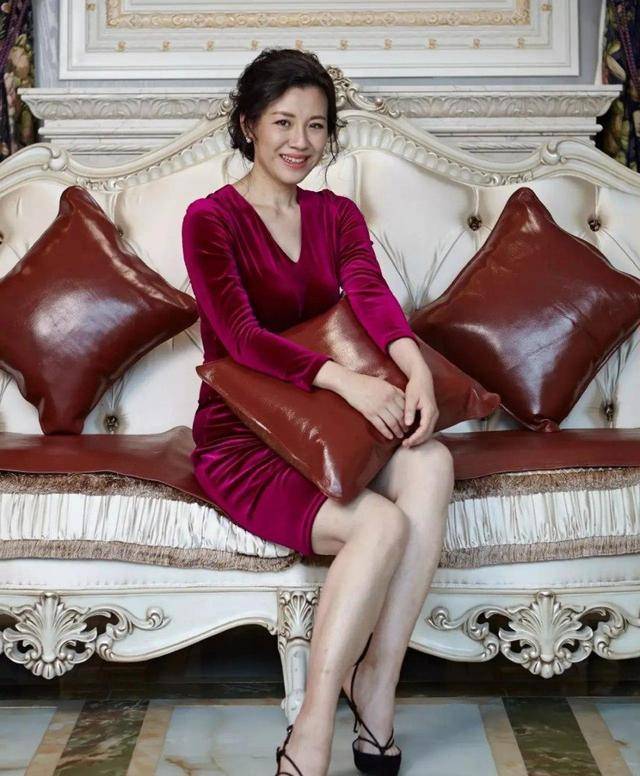 原创原来"大娘子"刘琳这么美,穿丝绒红裙气质又高贵,46岁也万人迷
