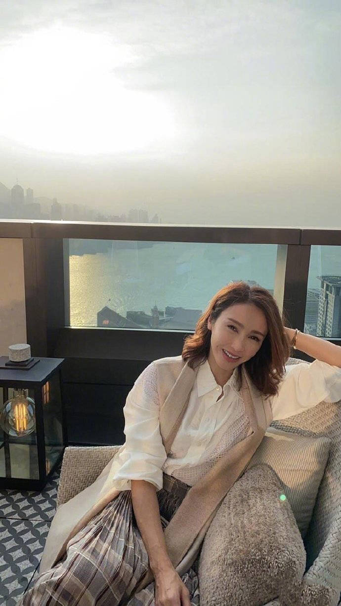 拍摄杂志封面,49岁黎姿身形完美却被吐槽修图太过