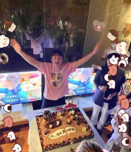 王思聪带4美女吃路边摊,头发成鸟窝,寒风中大