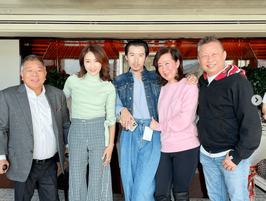 拍摄杂志封面,49岁黎姿身形完美却被吐槽修图太过