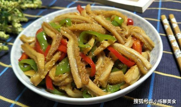 牛肚,必须在原来的火锅里点,配双辣椒做我们该有的零食,好看又好吃!
