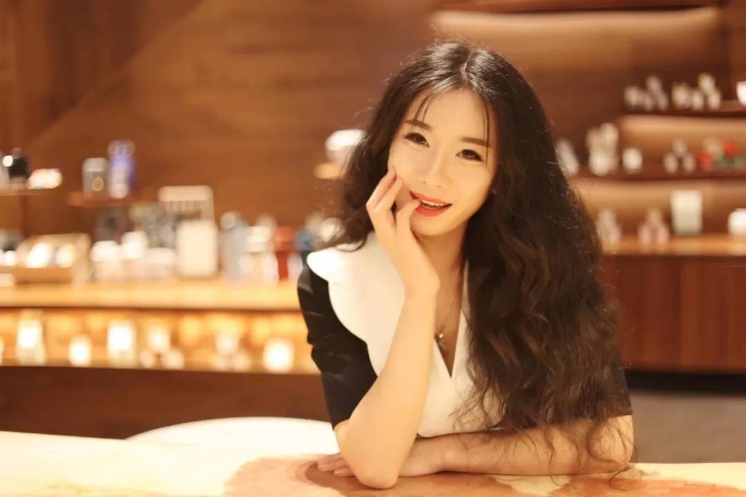 她是天津大学的长腿女神,全国第一专业的美女学霸,最能跑的校花