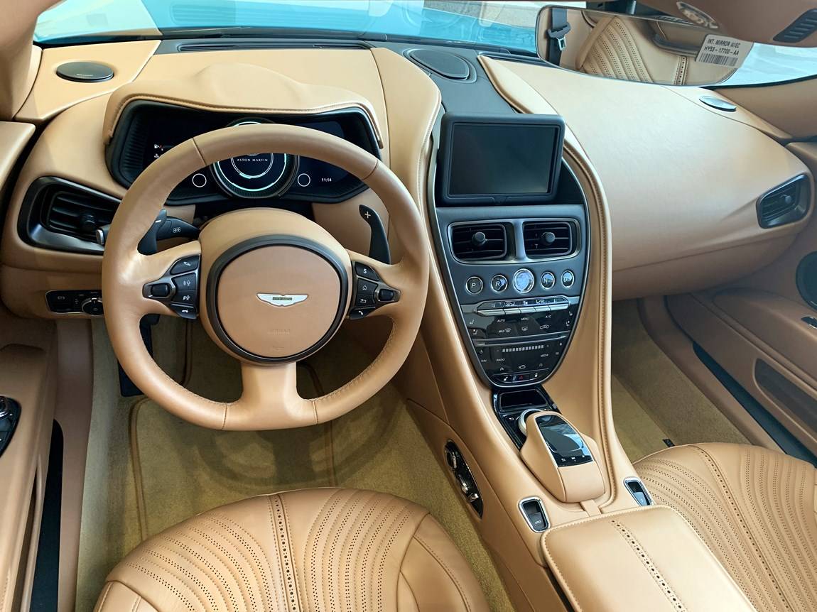 车辆型号:db11 v8 volante,颜色内饰:点翠蝴蝶蓝/浅棕,引擎参数:4.