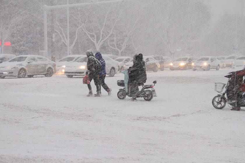 山东威海遭遇强降雪 风雪交加市民出行难