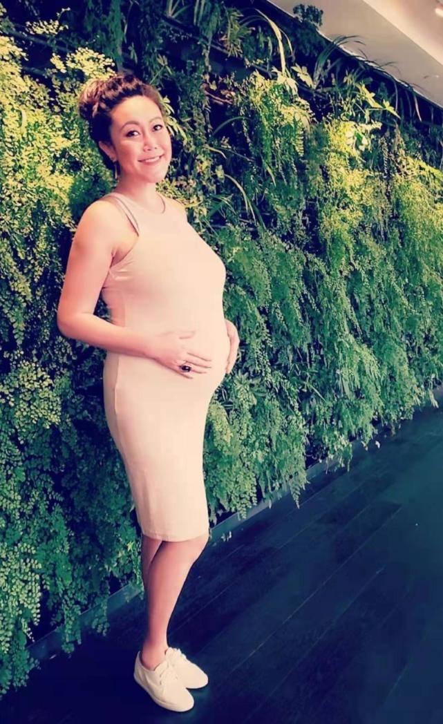 原创香港名媛抱婴儿坠楼死时身无片缕生前美艳照曝光