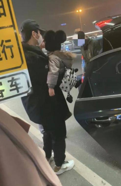 37岁陈妍希现身长沙，衣着单薄冻得直抖，孕后瘦