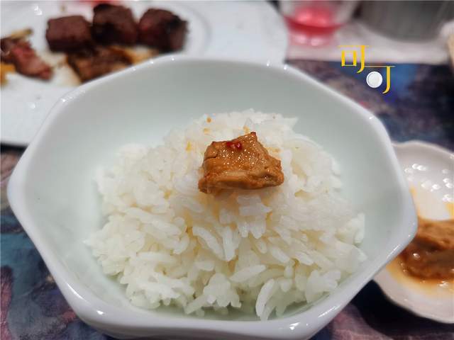 豆腐乳微辣,米饭很香,用一点主食压压肚子刚刚好.