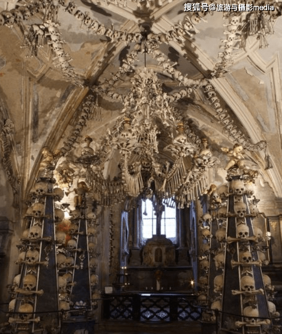 世界上最瘆人的教堂，用万具真人骸骨当装饰品？一周只开放一次