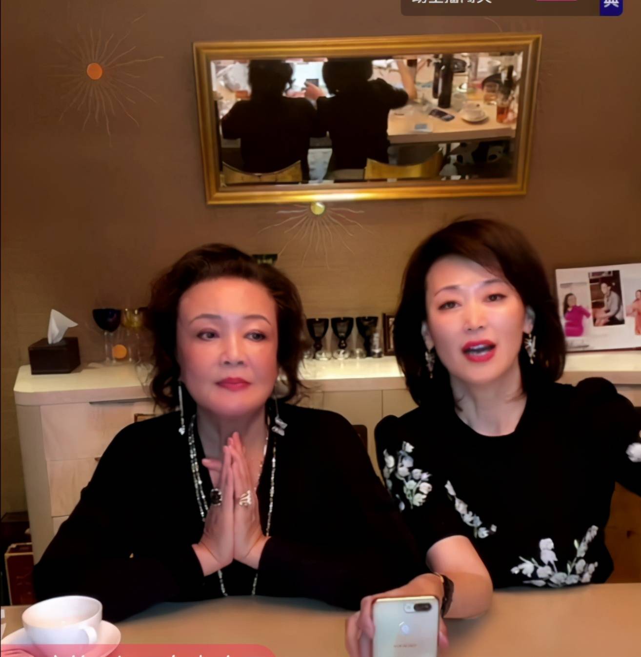 原创张兰又为新店助阵,穿黑色西装烫卷发,颇有女企业家的气质!