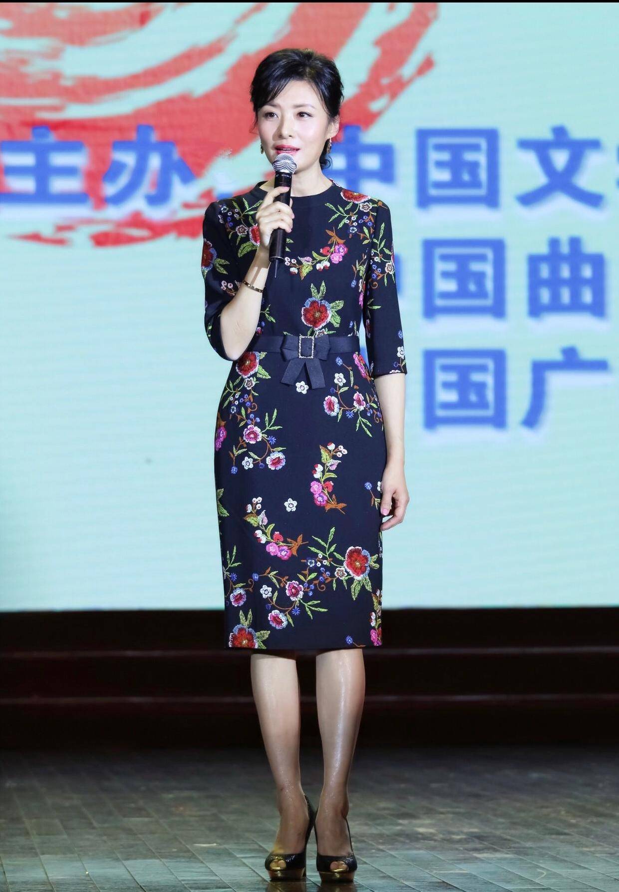 原创央视主持人周涛,穿蕾丝裙配盘发优雅又大气,52岁状态像32岁