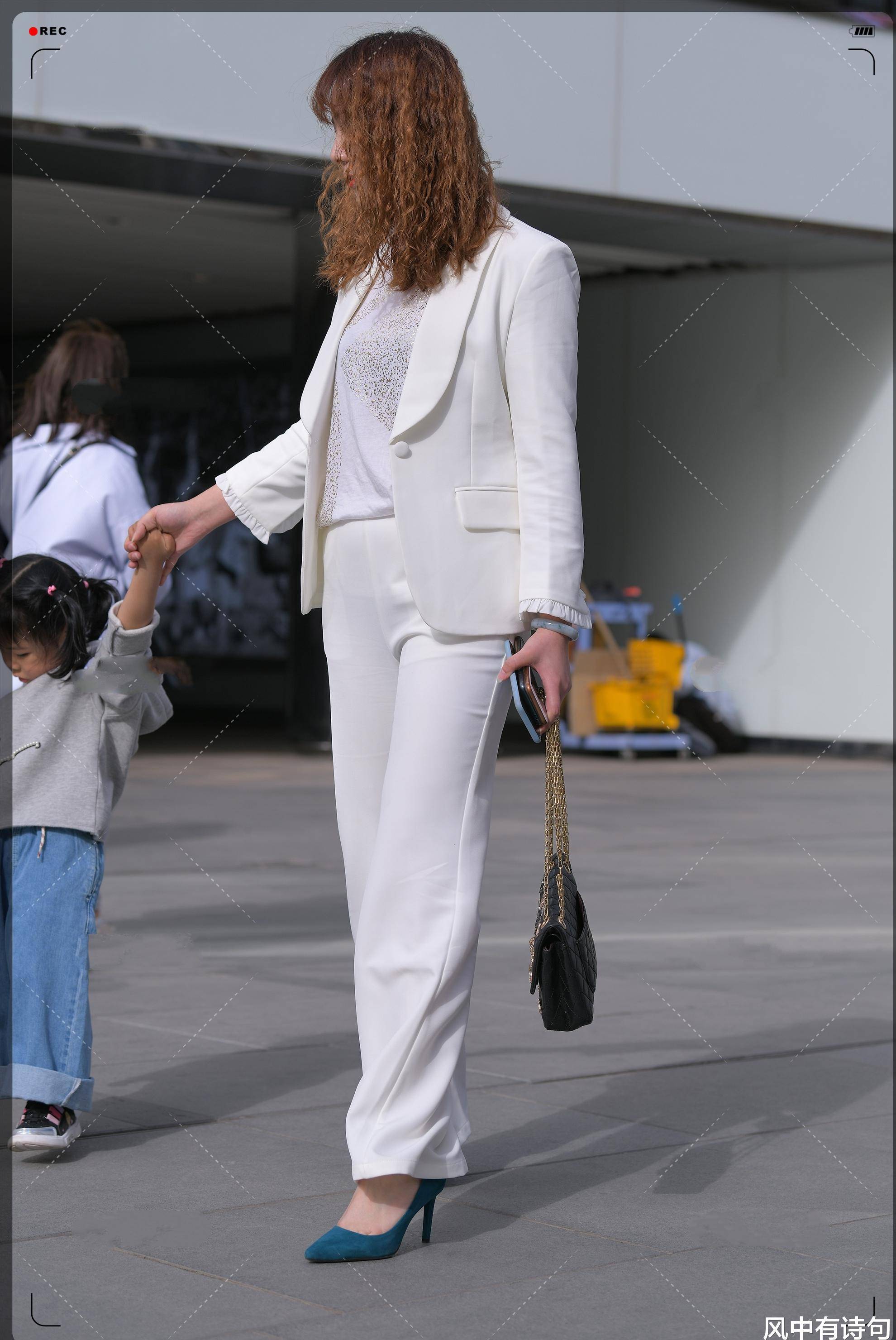白色高跟鞋搭衣服图片 1c5a3d748e60406c9d0ab291a282d46f.jpeg