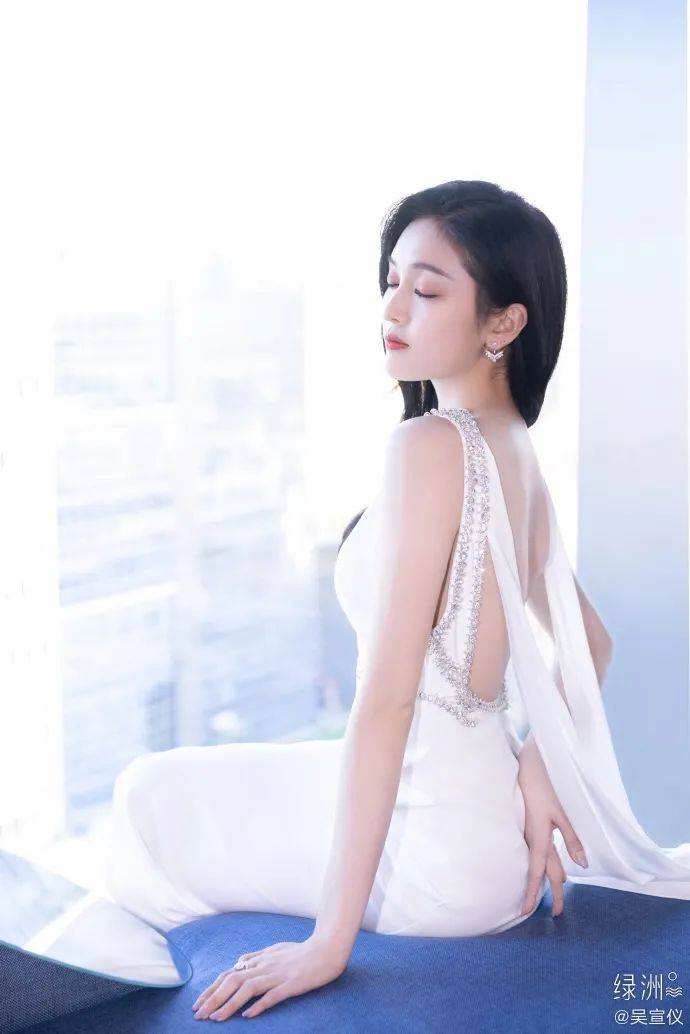 吴宣仪穿白色钻边长裙露出白皙美背!冰肌玉骨性感迷人