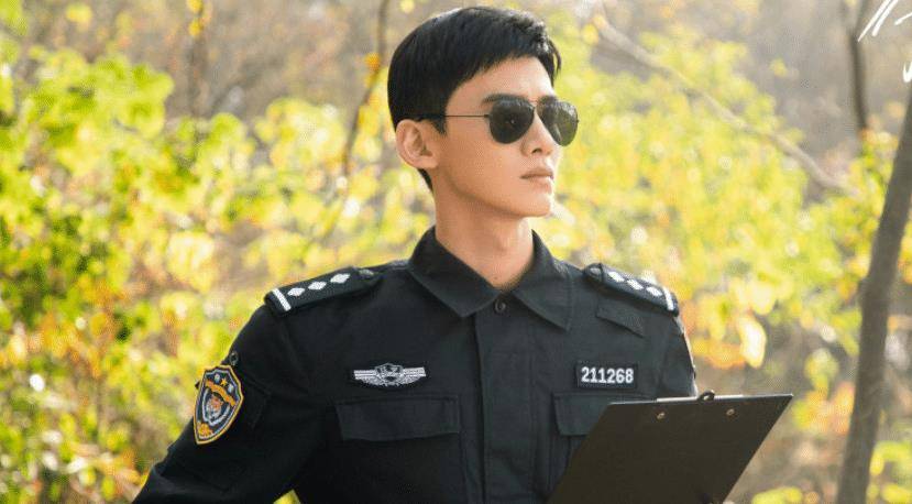 中国版《太阳的后裔》将袭,冲着穿上警服的白敬亭,熬夜都要追!