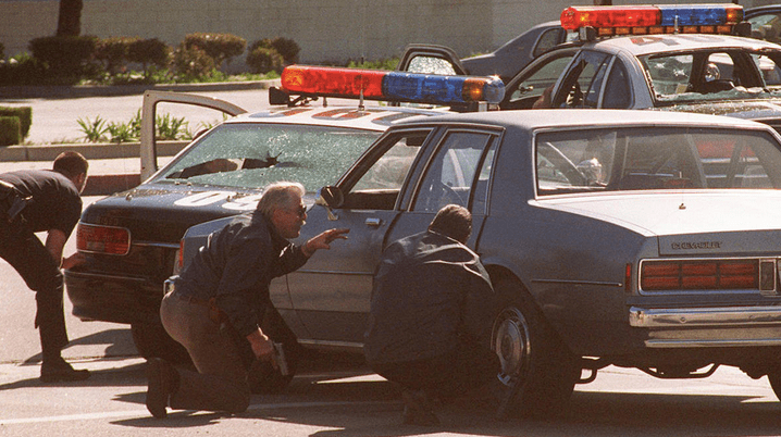 蟊贼持56冲与警方互射2000发1997年美国北好莱坞银行劫案