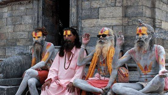 去印度旅游见到苦行僧，切记别盯着看与拍，否则连土豪也走不开！