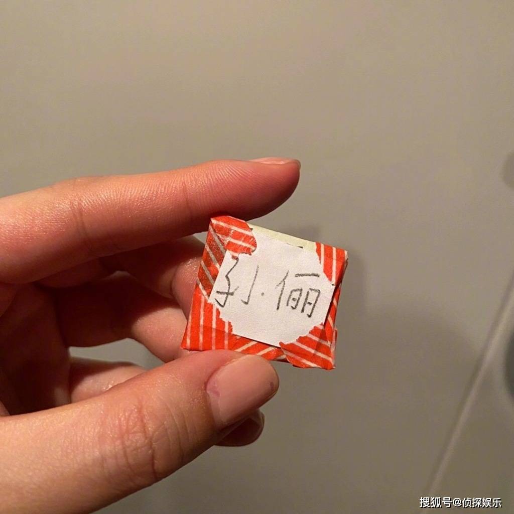 孙俪分享女儿小创意，小花用饼干拼出可爱卡通