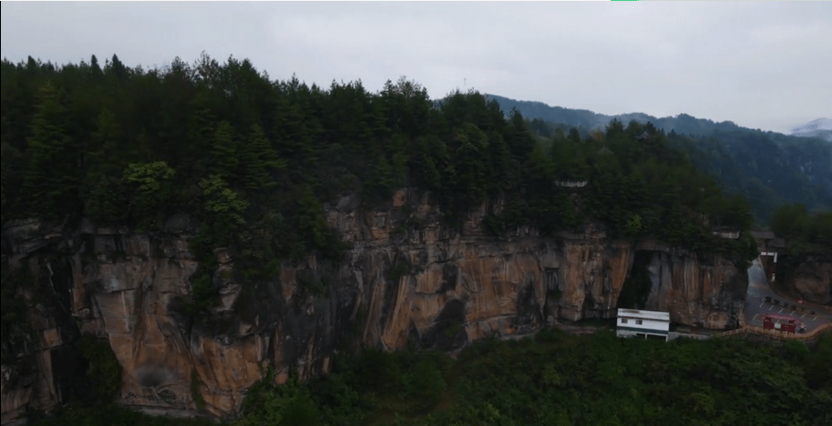 利川在建风景区，云雾袅绕风景美如仙境，堂屋建坟冢人鬼同住