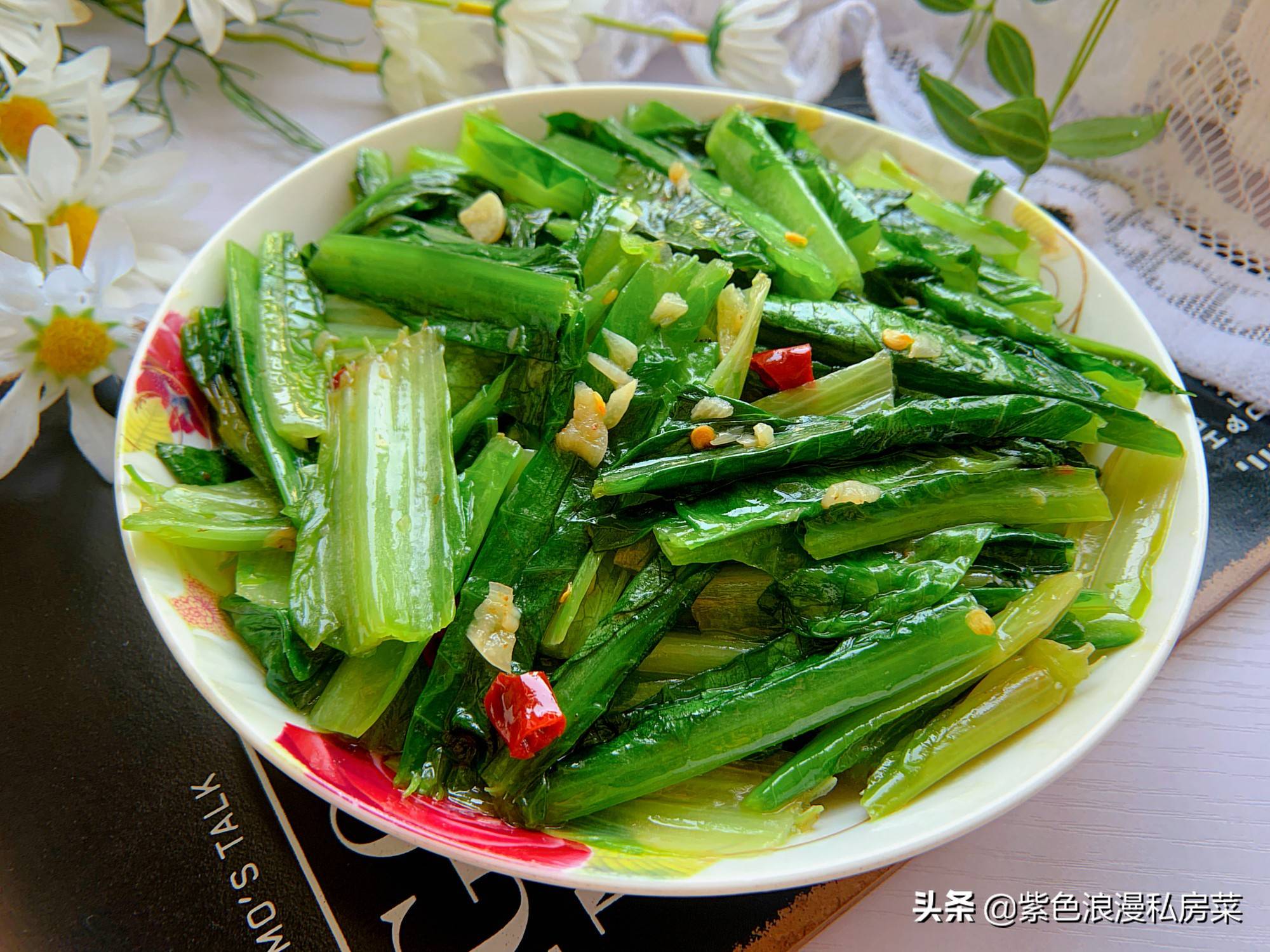 快速炒了一个油麦菜,里面放了蒜蓉和两个干辣椒,油麦菜又香又脆,还有