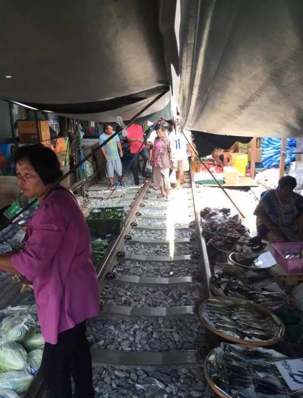 铁路上的危险市场-泰国美功铁路市场！