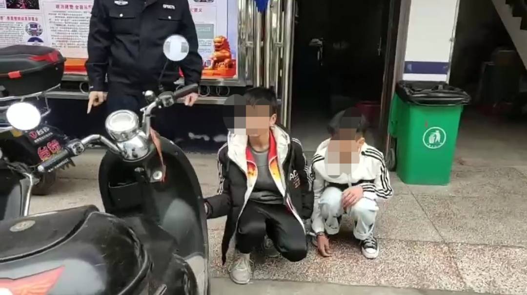 桂平两少年偷电动车被抓现场表演秒开车锁民警忍不住拍手叫绝