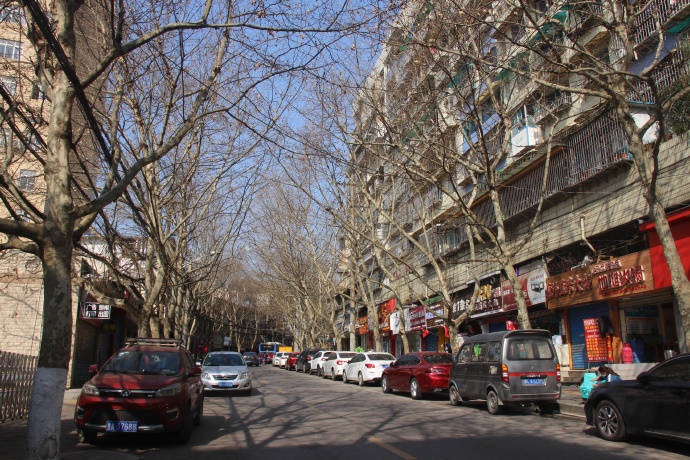 贵阳城市中心老城片区，道路杂乱房屋陈旧，依然难掩昔日繁华