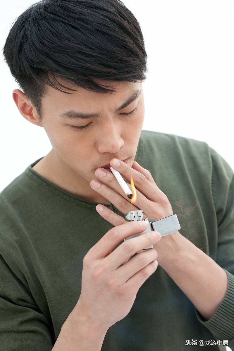 从男人拿烟的姿势看其性格特征,你是怎么夹烟的呢?
