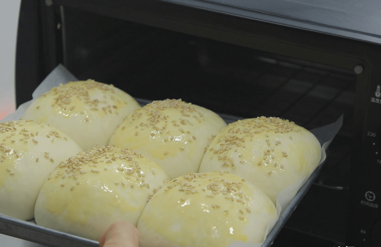 在家做面包,不用黄油,面包松软可口,一个烤箱就够了