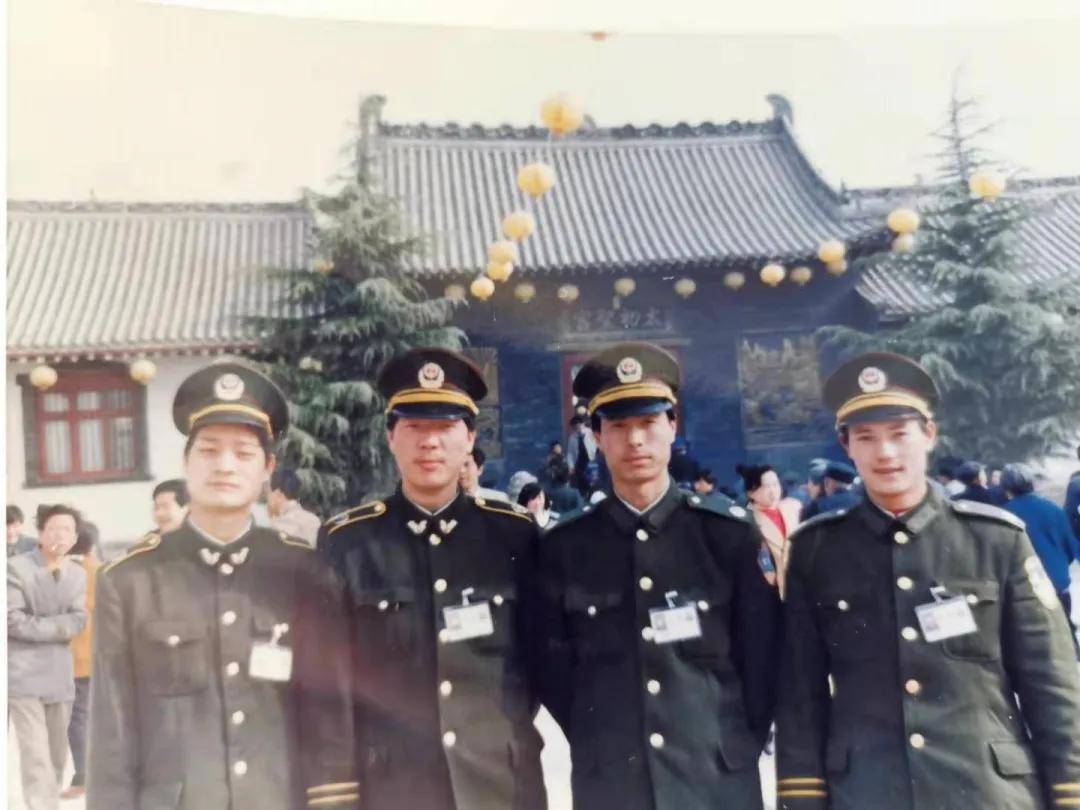 中国人民警察节 | 我们来年继续_警服