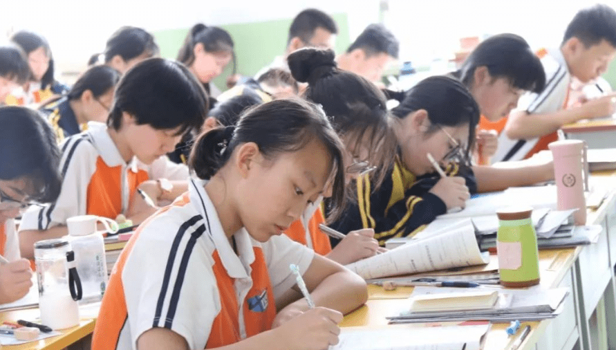 初中生作业量很大,有些学科学渣抄都抄不明白,老师都是火眼金睛