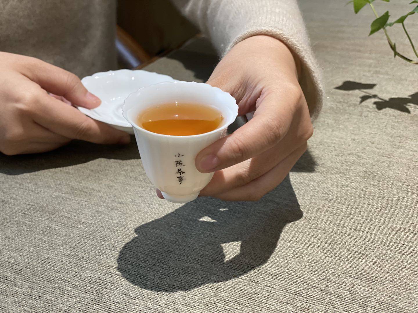 两个山中间有个杯子猜成语_两个杯子图片(3)