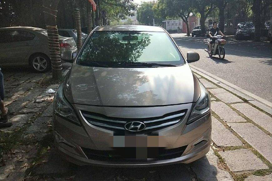 原来现代的丽娜迎面撞上了自行车。网友:你看