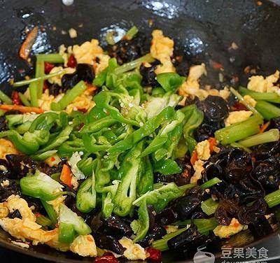 木耳炒芹菜的饭店做法 040ba52ff62e488abacebbc969db819b.jpeg
