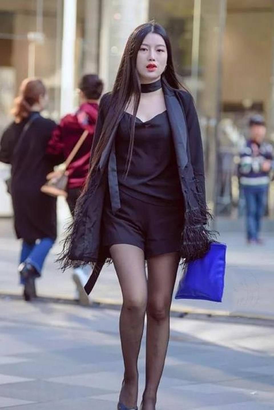 路人街拍小姐姐黑丝袜和高跟鞋的组合展现出女人的优雅大方