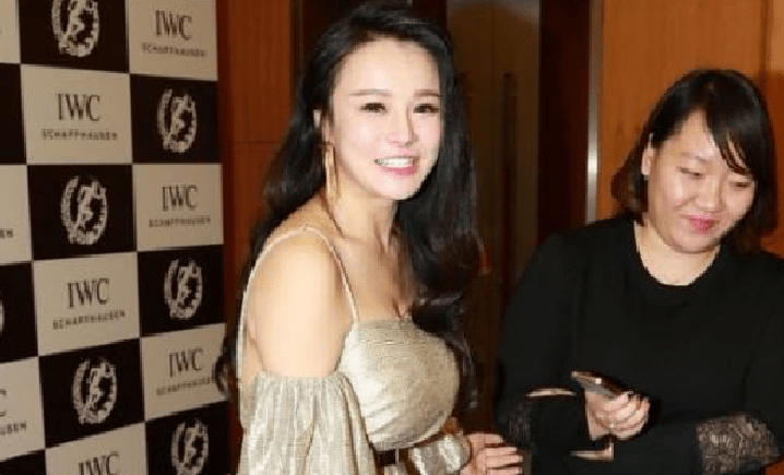 冉莹颖穿吊带裙现身,看清全身照,才懂得她为何一直将双手合十