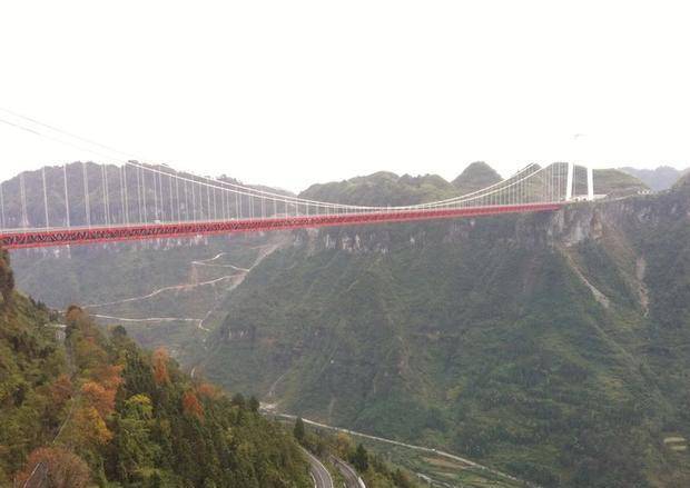 湖南湘西这座大桥建在悬崖之间，创造了四个世界第一的记录！