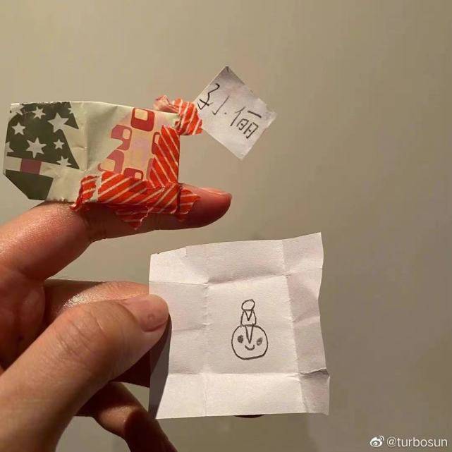 孙俪晒一家人画像,邓超的画被儿子吐槽