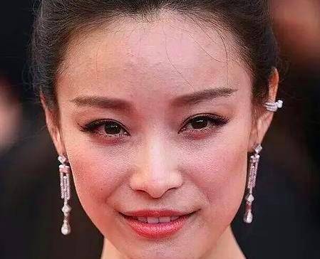 倪妮外网未ps图被扒,法令纹从眼睛流到嘴里还长痘:面相吓人,像邓文迪