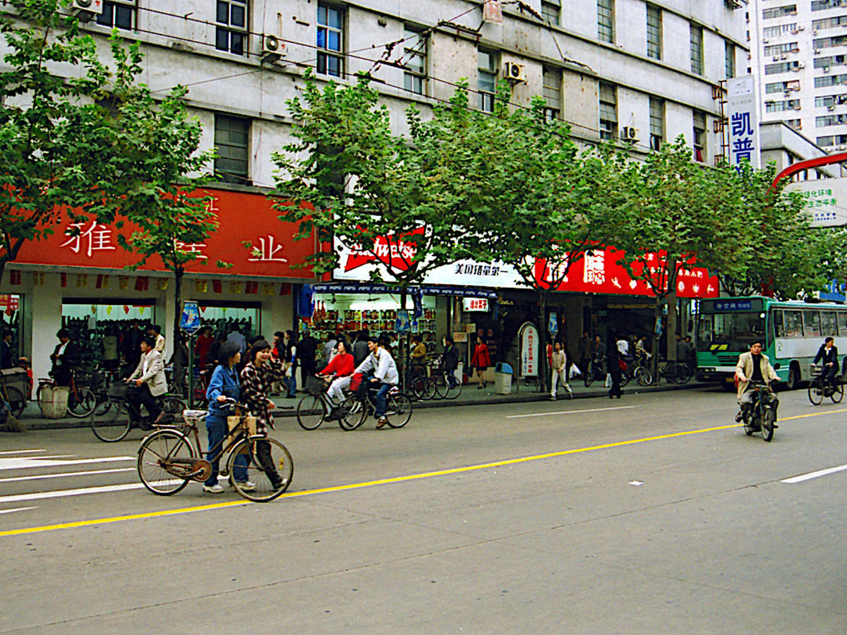 
老照片：1999年的上海 那时候的浦东还没凑齐“厨房三件套