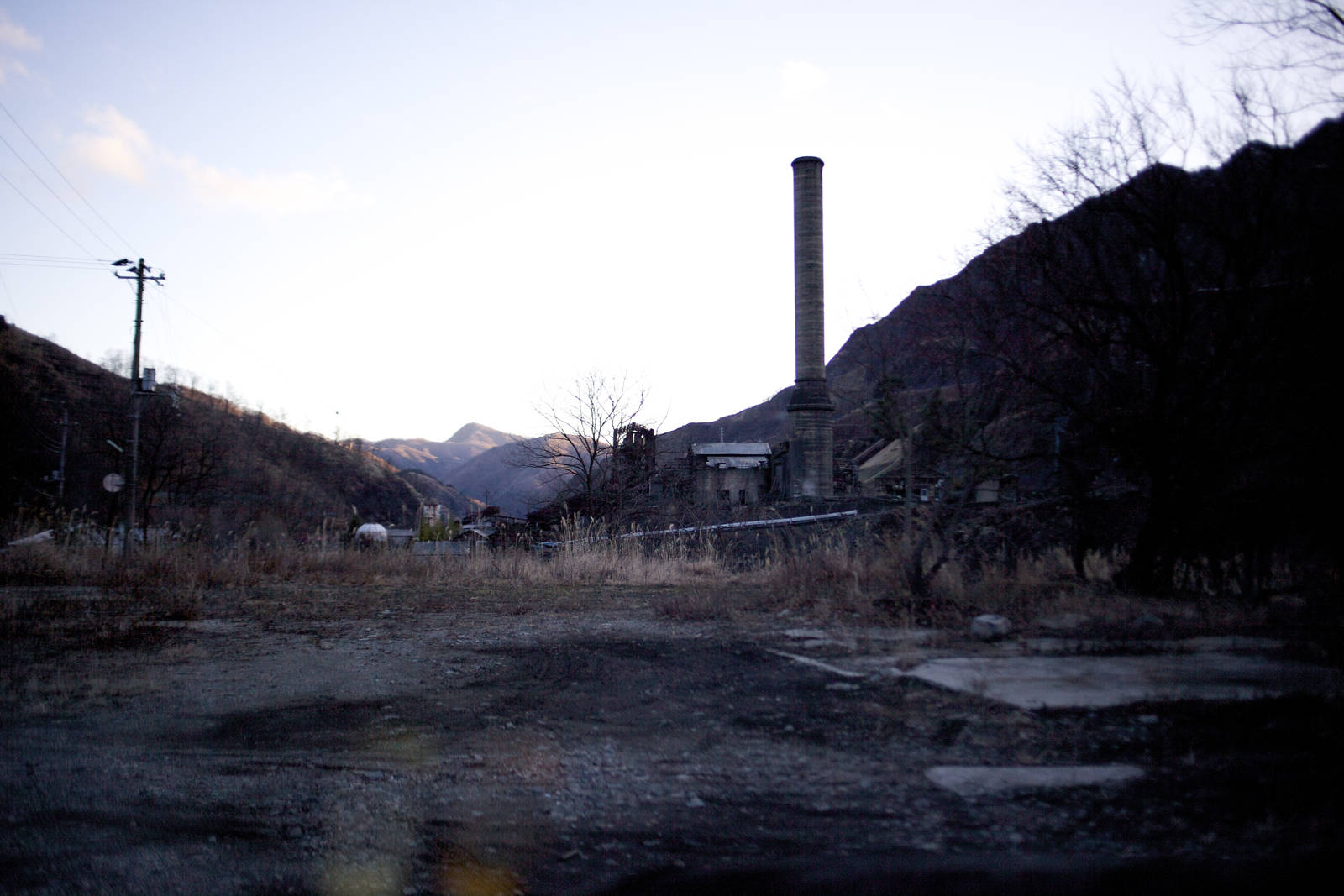 荒废的日本百年小镇:配置火车学校,却被居民抛弃在山谷中