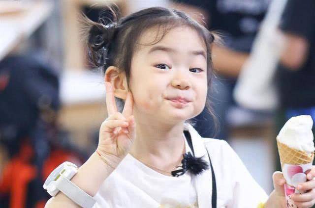 戚薇晒视频为6岁女儿庆生,lucky复制黏贴妈妈