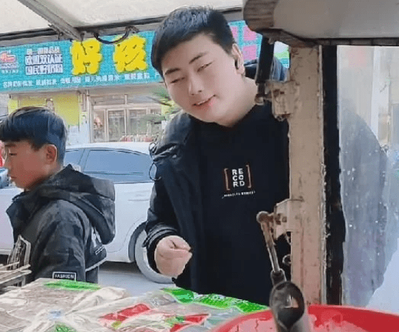 朱之文儿子买东西,表情木讷表达困难,网友质疑爱情纯度