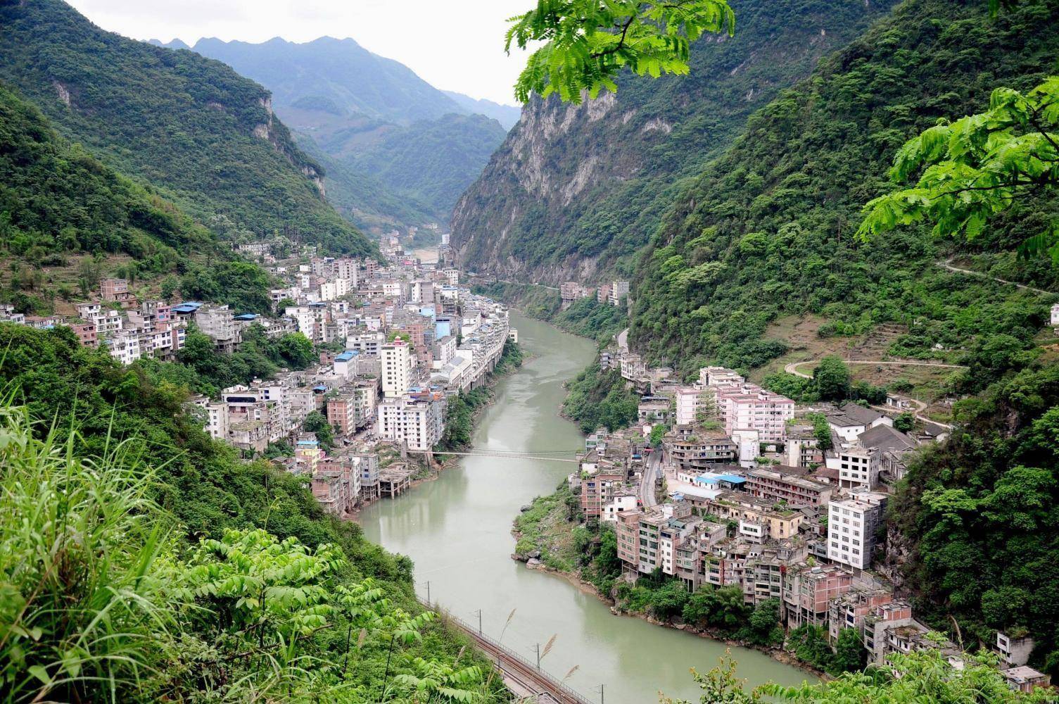 中国第一窄县城:依山傍水建在峡谷,最窄处不足30米,却