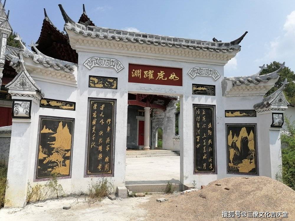 祠堂大门上方刻撰"兰泉翁祠"四个大字,整个建筑是按客家标准风格建造